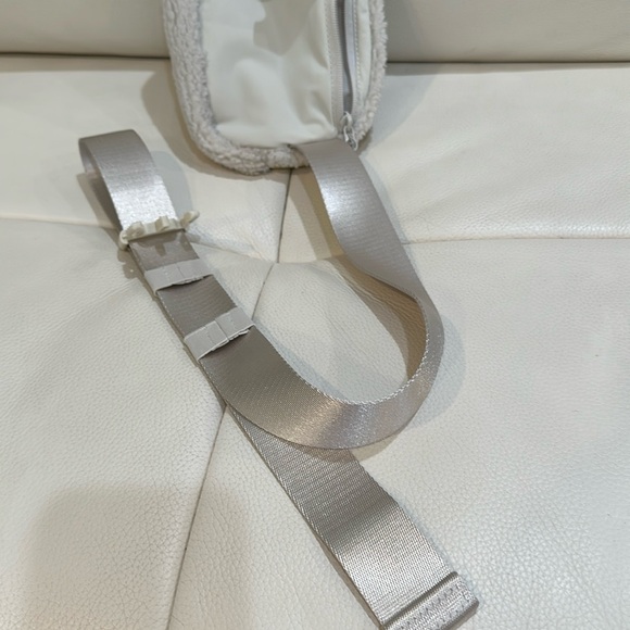 lululemon belt bag white fuzzy Lululemon Everywhere Fur Belt Bag Crossbody Bag White 1L